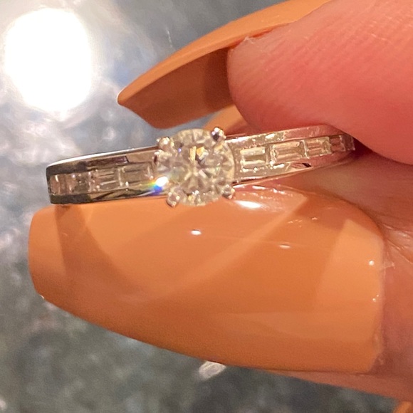 DIAMOND ENGAGEMENT RING - Picture 5 of 8